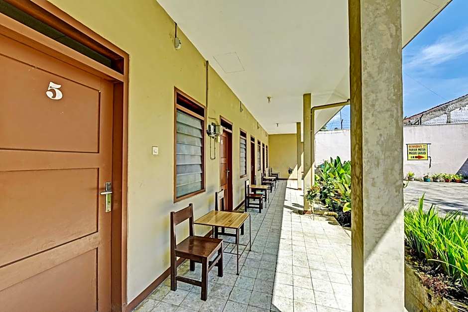 OYO 90443 Hotel New Kartika In