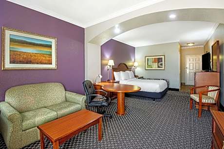 Deluxe King Room - Mobility and Hearing Impaired Access/Non-Smoking