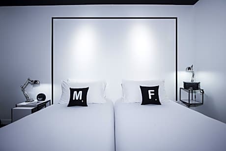 Deluxe Twin bed with Bath Tub + Free 24 hrs. Coworking Space