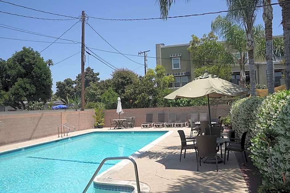Harbor Inn & Suites