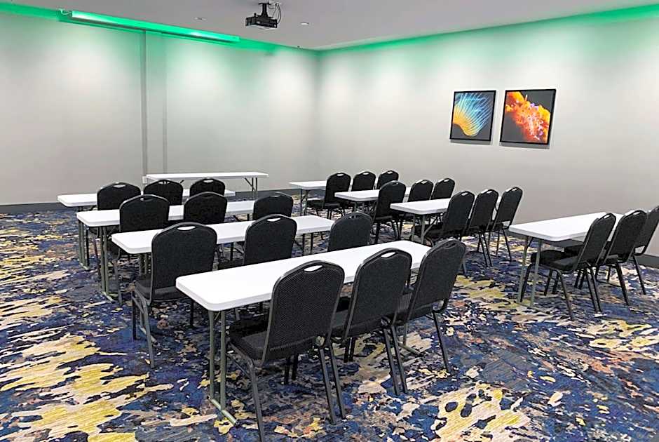 La Quinta Inn & Suites by Wyndham San Antonio Seaworld LAFB