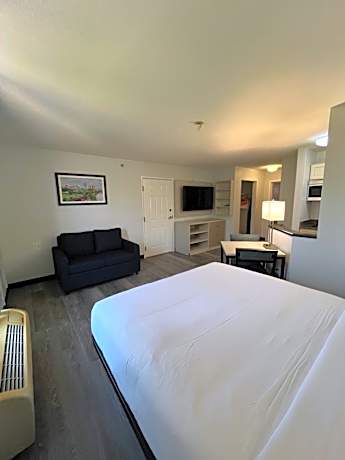 1 Queen Bed Suite Nonsmoking Accessible