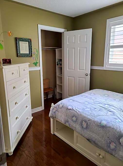 Top Floor of House in S Vaughan All to Yourself