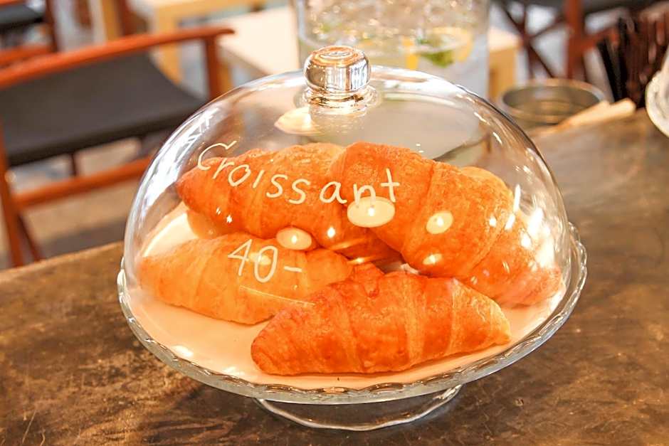 Thonglor travellers' hostel and cafe'