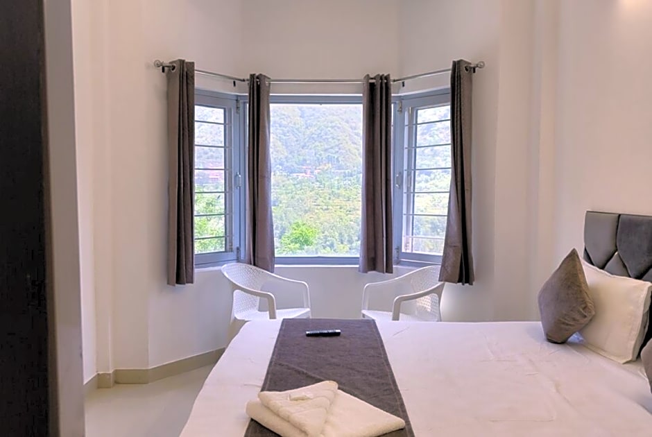 Goroomgo Komfy Stayz Dehradun
