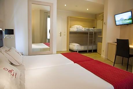 Family Room (2 Adults + 2 Children)