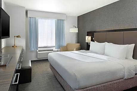 King Room with Roll-in Shower - Mobility and Hearing Accessible