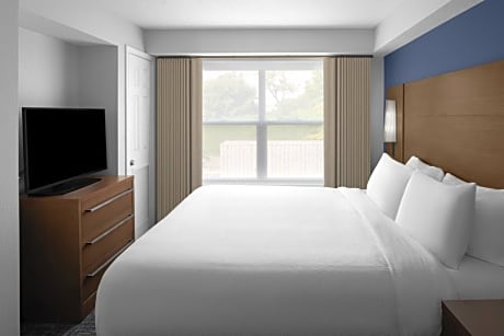 One-Bedroom Queen Suite
