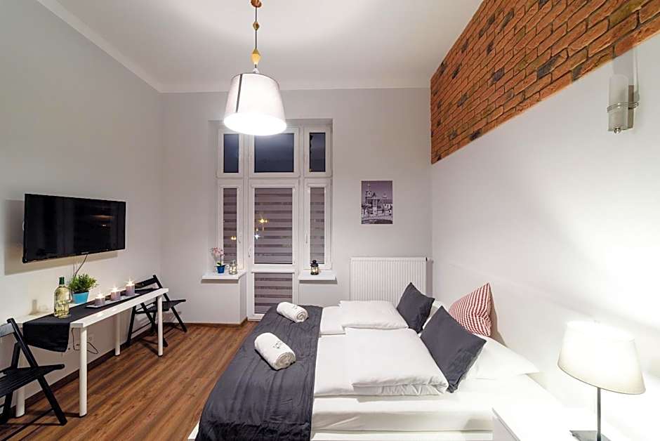 2 Nights Apartments - great location, right next to Main Rail and Bus Station, 10 min to Main Square by foot