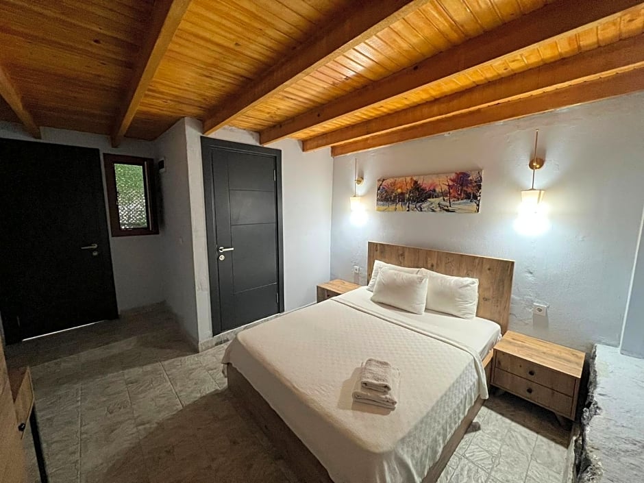 Ados Hotel