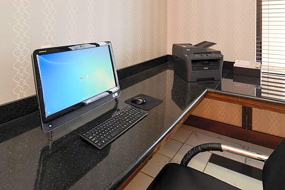 Holiday Inn Express & Suites Greenfield By IHG