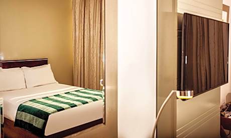 Standard Queen Room non-smoking