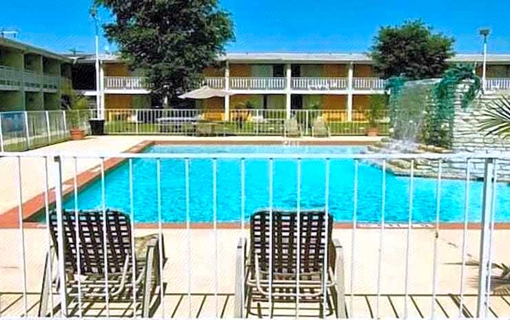 Mid Towne Inn & Suites