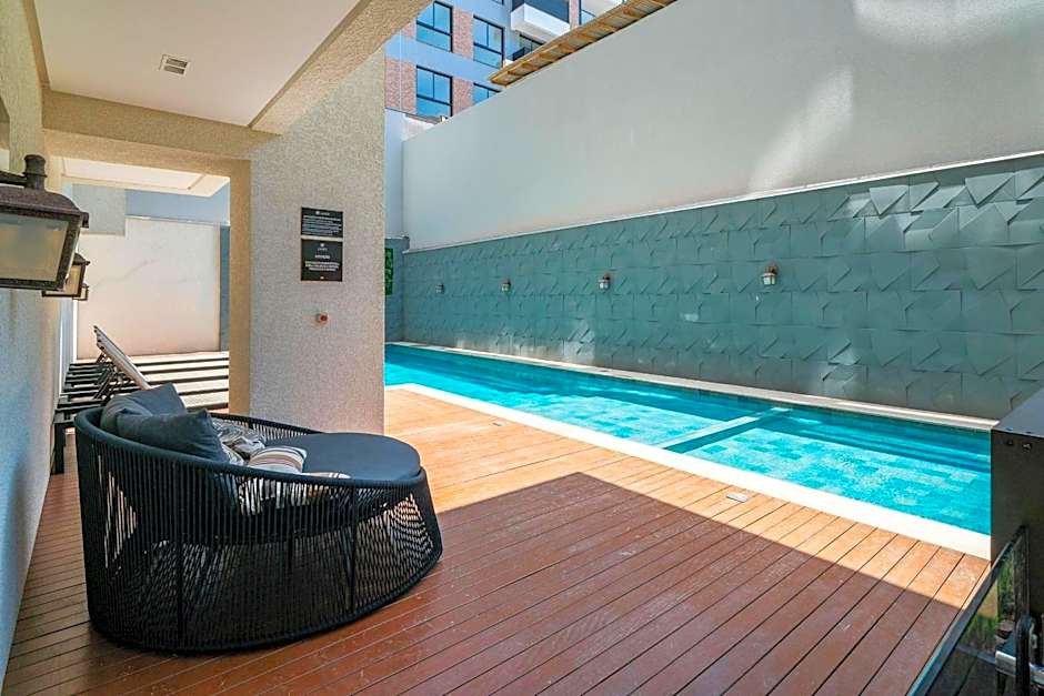 Recanto dos Girassóis 203 - Excelente apartamento 2 quartos em prédio com piscina - à 200m do mar - (Consultar serviços de roupa de cama e banho)