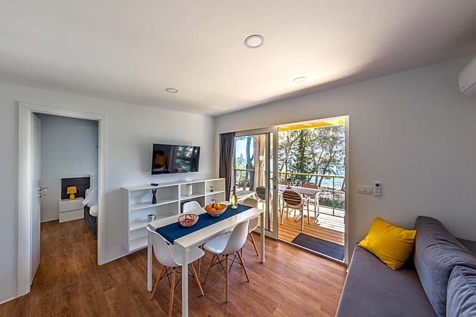 Pine Beach Pakostane Glamping Homes - All Inclusive light