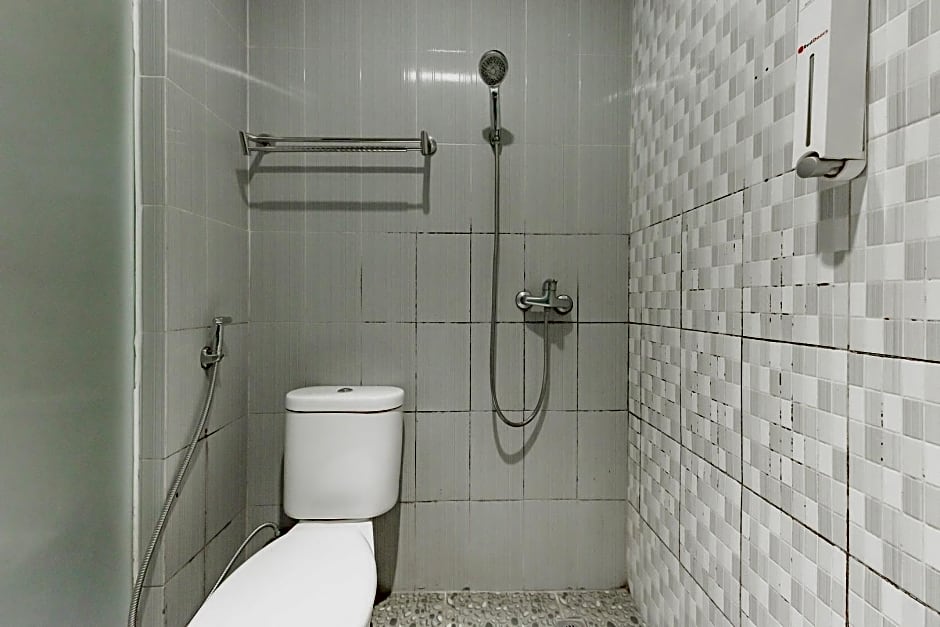 RedDoorz near Pasar Tarapung Siring Banjarmasin