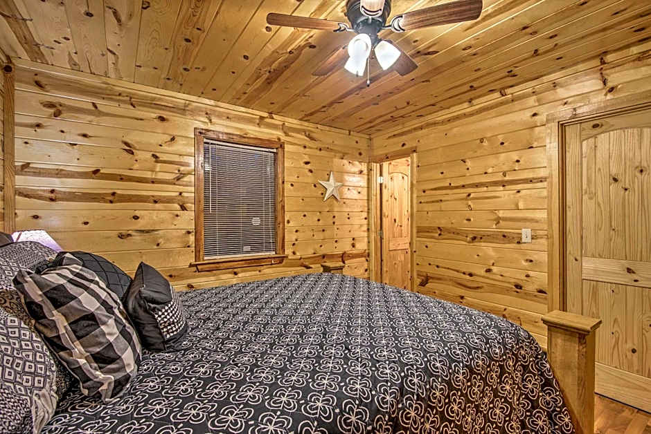 Broken Bow Starlight Cabin with Private Hot Tub!