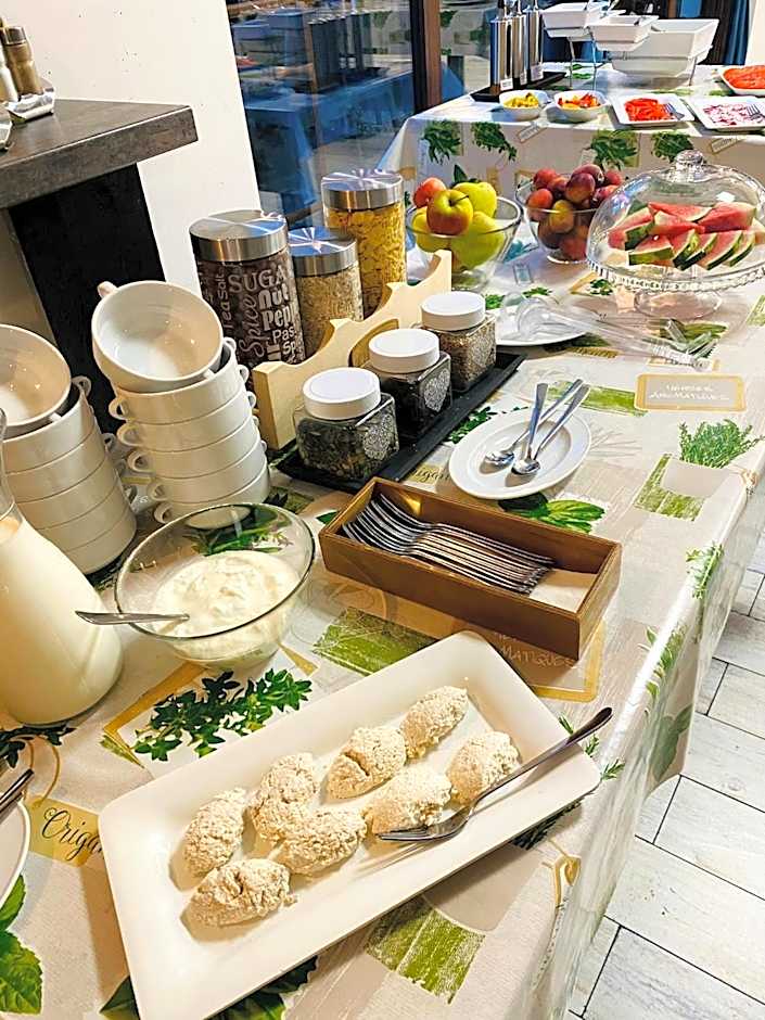 Old Tree Home & Restaurant