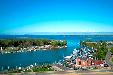 Room, 2 Queen Beds, Lake View