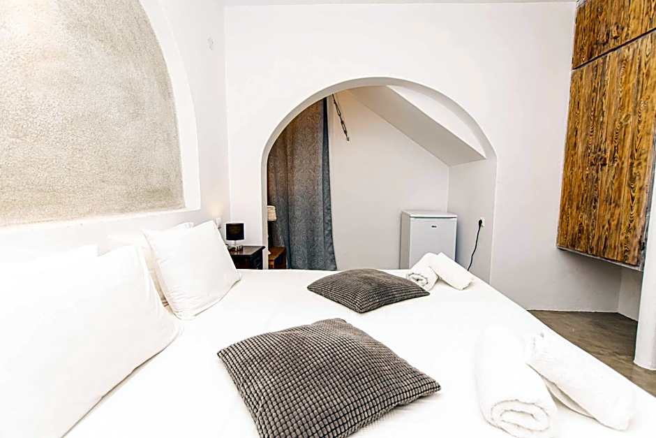 Peristeronas Village