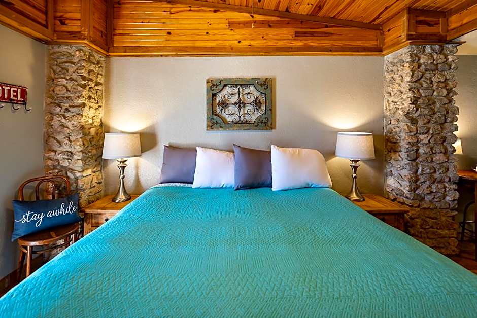 The Historic Leakey Inn