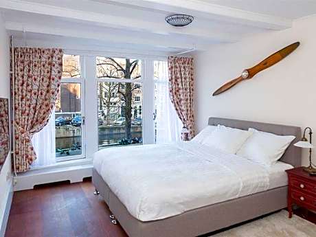 Studio-Deluxe-Ensuite with Shower