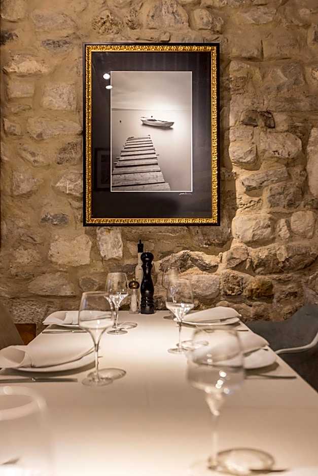 Leonis Restaurant & Rooms