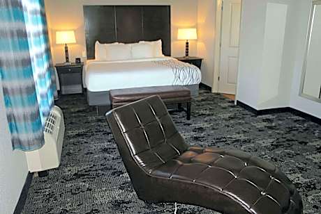 Deluxe King Suite - Non-Smoking