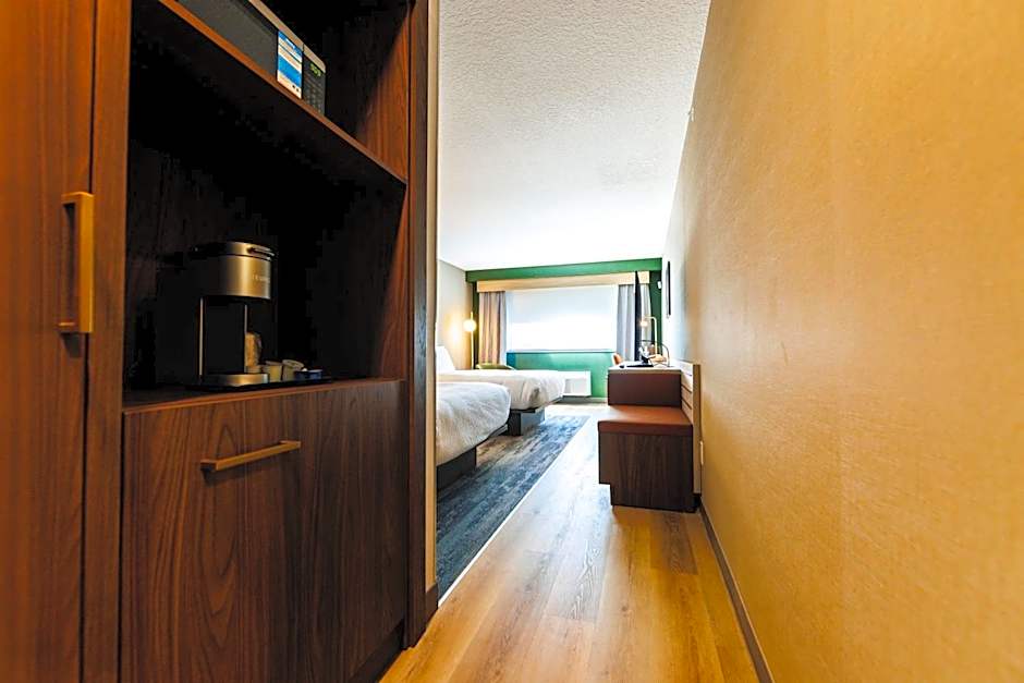Monarch Hotel And Conference Center