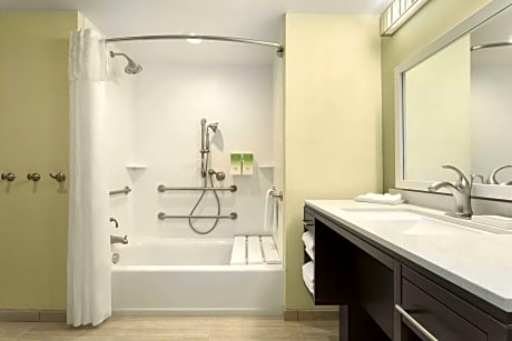 1King Mobilty/Hearing Access Tub Suite Nosmk