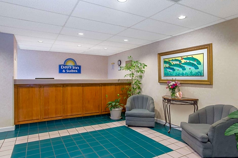 Days Inn & Suites by Wyndham Navarre Conference Center