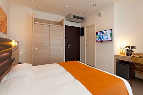 Classic Double or Twin Room with Partial Sea View