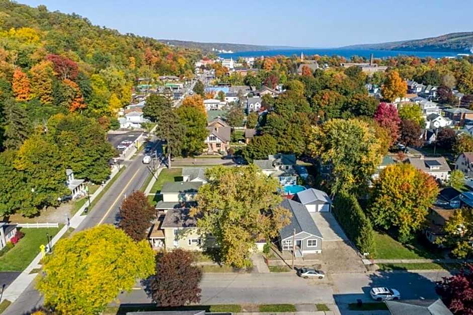 Walk To Parks, Dining & Lake! Game Room! Hot Tub!