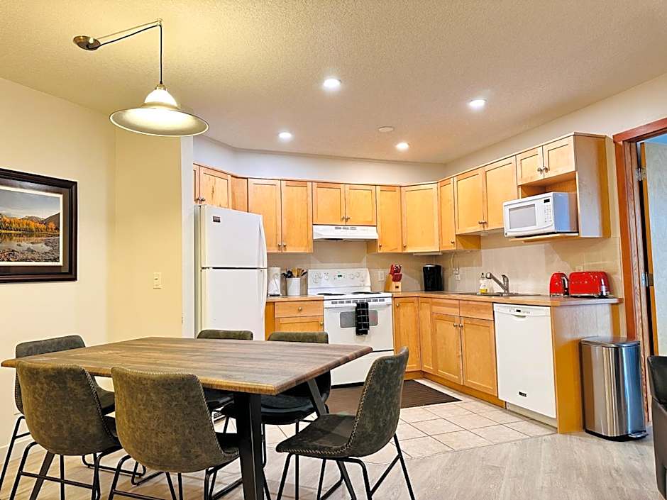 W463 Canmore 2BD 2BT, AC, MT view, Central Location