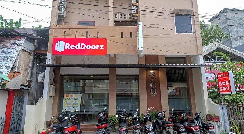 RedDoorz @ Hotel Rich Parepare near Pantai Mattirotasi