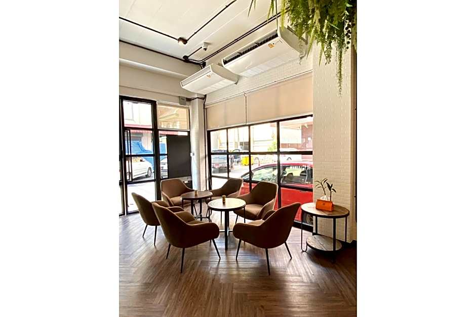 Siam Subway Hostel and Cafe