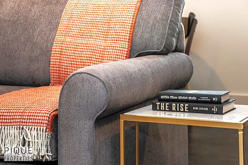 Stunning Modern Suite - King Bed - Free Parking & Netflix - Fast Wi-Fi - Long Stays Welcome