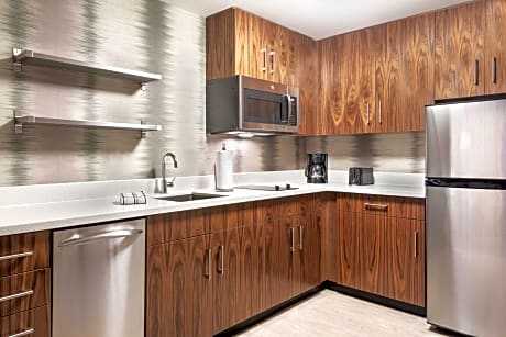One-Bedroom Suite with Two Queen Beds, Sofa Bed and Mobility Accessible Tub