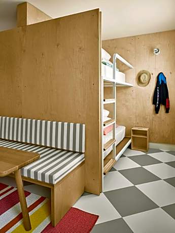 Octo Room with Eight Bunk Beds