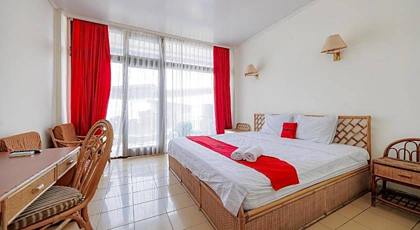 RedDoorz Plus near Tugu Mercusuar Anyer