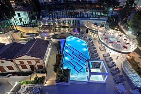 DoubleTree By Hilton Kusadasi
