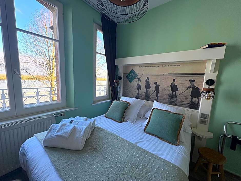 Logis Hôtel- Restaurant Le Relais Guillaume de Normandy-PARKING GRATUIT-Bornes électriques-VUE BAIE TERRASSE-Calme