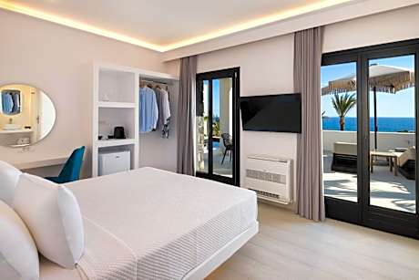 Deluxe Suite with outdoor plunge pool