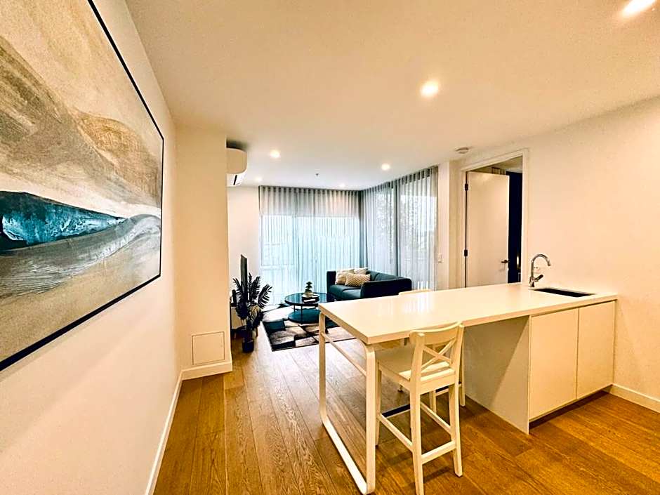 Chic 1BR Apt Urban Retreat Pool Parking Gym