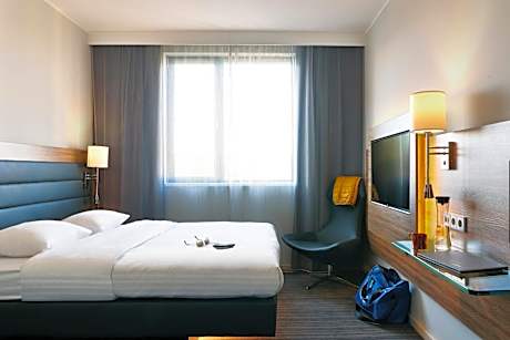 Moxy Queen Room