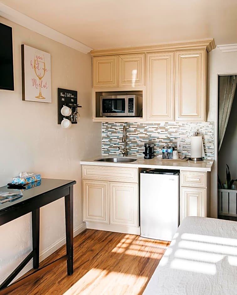 Seaside Laguna Inn & Suites