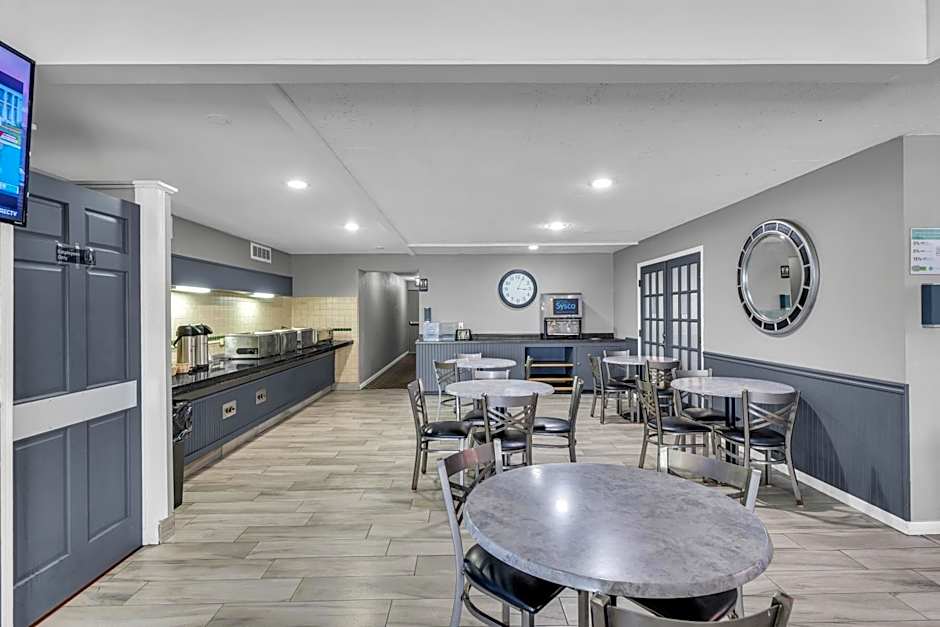 Eastland Suites Hotel & Conference Center By OYO Urbana