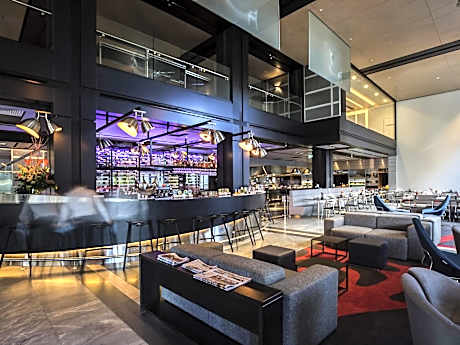 Executive King Corner Suite with Separate Lounge - Top Floors