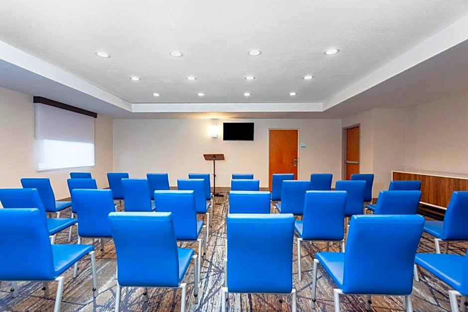 Holiday Inn Express & Suites Lantana By IHG