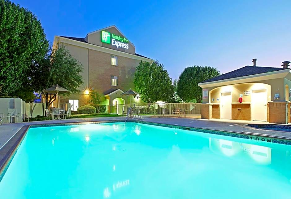 Holiday Inn Express Hotel and Suites DFW-Grapevine By IHG